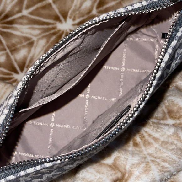 Michael Kors Pouchette NWOT - Picture 14 of 17